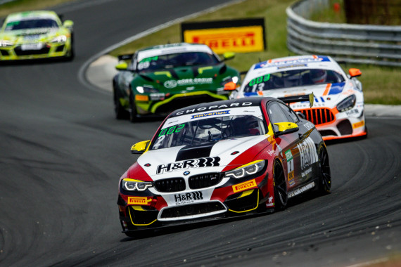 Der BMW M4 GT4 vor den Titelkonkurrenten
