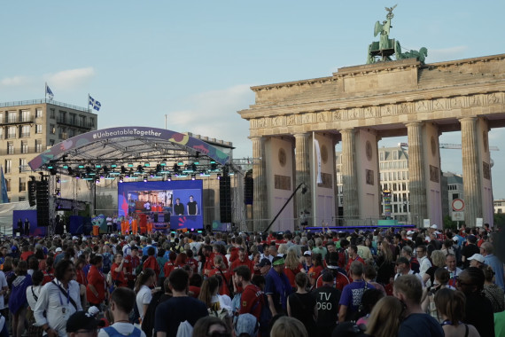 Schnittbilder von der Abschlussfeier im Schatten des Brandenburger Tores.
