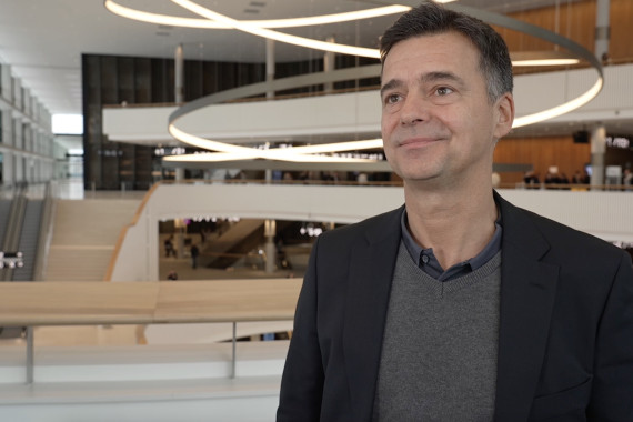 Im Interview spricht Patrick Kisko, Geschäftsführer DFB EURO GmbH, u.a. über die Bedeutung des Legacy-Programms sowie die Unterschiede zu vorherigen Turnieren und über den Mehrwert, der dadurch aus der Heim-EM 2029 entstehen kann.