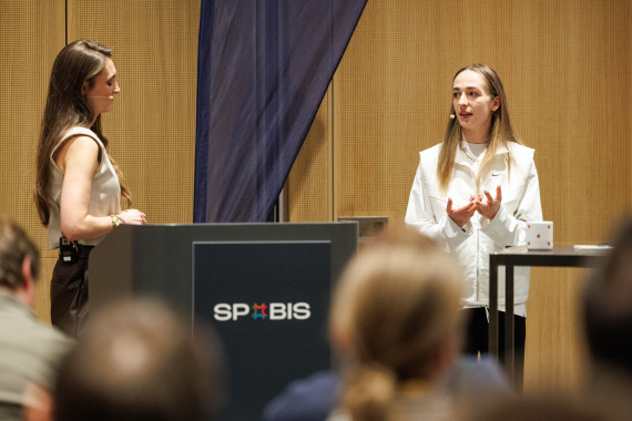 Sophia Kleinherne (rechts) im Gespräch mit Moderatorin Lisa Ramuschkat