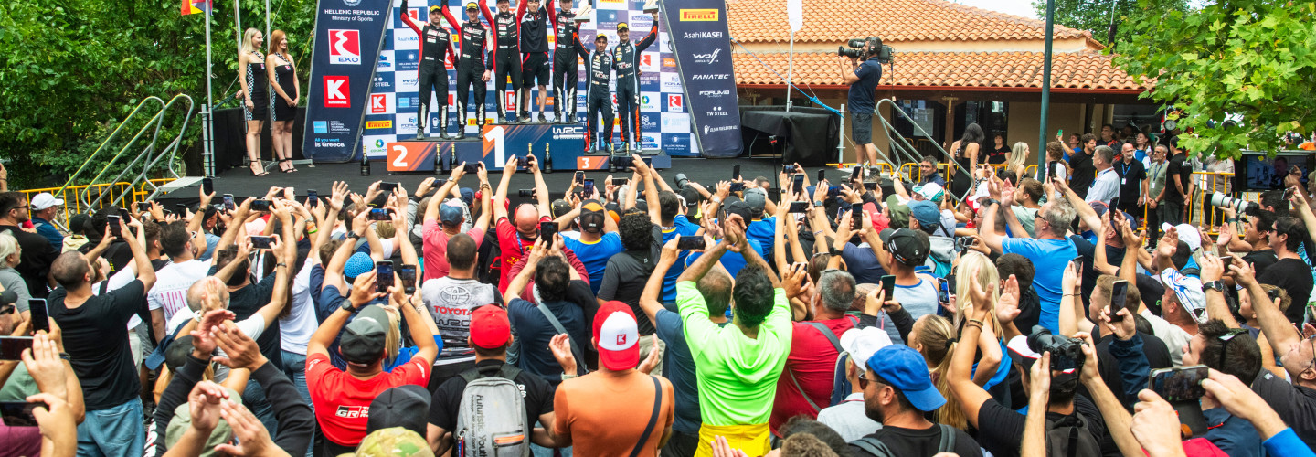 Bei der Zielzeremonie am Sonntagnachmittag in Passau gratuliert unter anderem Bayerns Ministerpräsident Markus Söder den Siegern