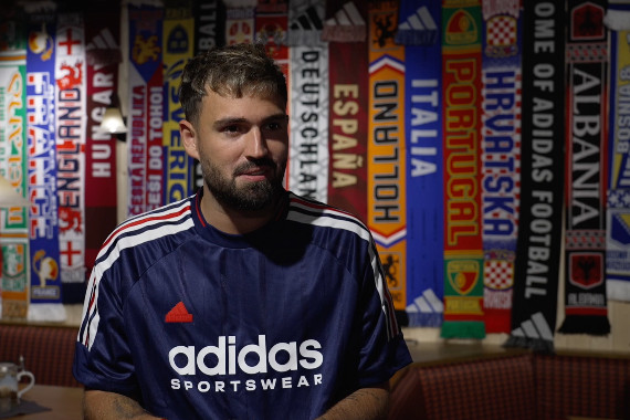 Im Interview spricht Fußballer und Unternehmer Bilal Kamarieh u.a. über die besondere Stimmung beim Finale der "Lass Zocken"-Tour in Berlin und darüber, was den neuen "Fussballliebe Finale"-Spielball besonders macht.