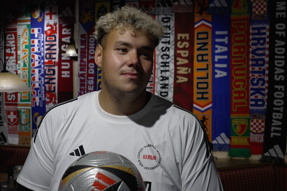 Im Interview spricht Influencer und Fußballer Ahmed Amin Belhadj  u.a. über die besondere Stimmung während der Heim-EM in Deutschland und darüber, wie es ist, mit dem neuen "Fussballliebe Finale"-Spielball zu kicken.