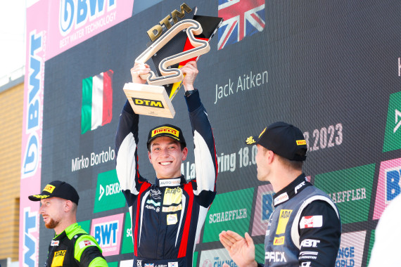 Ex-Formel-1-Fahrer Jack Aitken jubelte ganz oben auf dem Podium