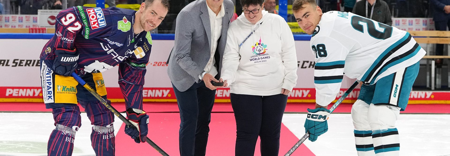 Zeremonieller Puck-drop vor dem Spiel Eisbären vs Sharks (v.l.n.r.): Marcel Noebels, Rob Zepp, Juliana Rößler und Timo Meier