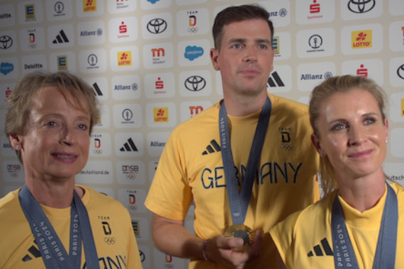 Im Interview sprechen Doppel-Olympiasiegerin Jessica von Bredow-Werndl, die deutsche Rekord-Olympiasiegerin Isabell Werth und Team-Olympiasieger Frederic Wandres über ihren Team-Erfolg sowie den emotionalen Einzel-Wettbewerb.
