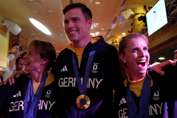 Schnittbilder vom sogenannten Medal Walk und dem anschließenden Bühnentalk mit den deutschen Dressurreitern Jessica von Bredow-Werndl, Isabell Werth und Frederic Wandres.