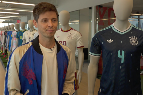 Im Interview spricht Matteo Kossmann, Senior Product Manager bei adidas, über das Design und die Eigenschaften des DFB-Auswärtstrikots.