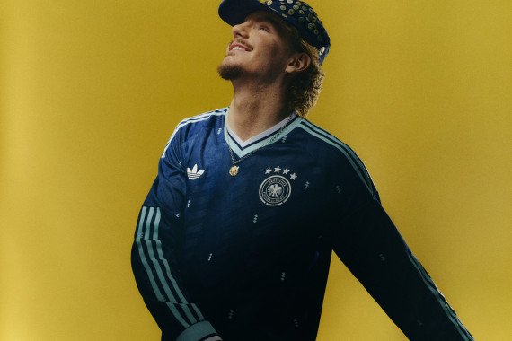 Nick Woltemade im neuen DFB-Auswärtstrikot