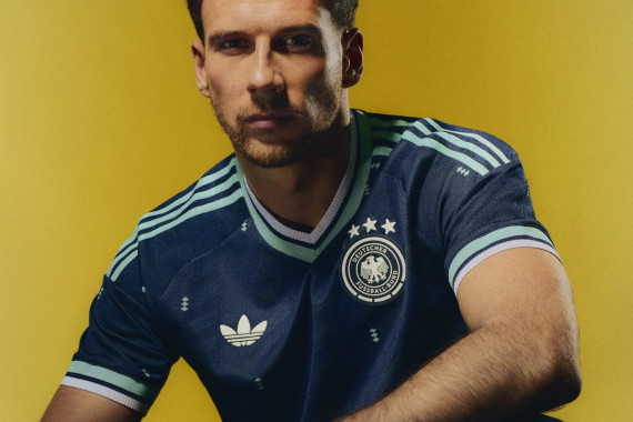 Leon Goretzka im neuen DFB-Auswärtstrikot