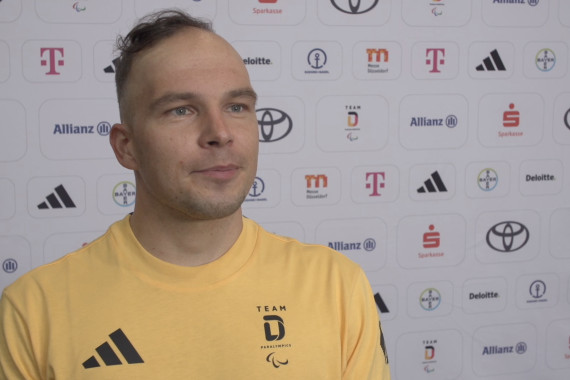 Im Interview spricht Pierre Senska, mehrmaliger Weltmeister im Para-Radsport, u.a. über die Paralympics in Paris und über die Bedeutung der gemeinsamen Einkleidung von Team Deutschland und Team Deutschland Paralympics.