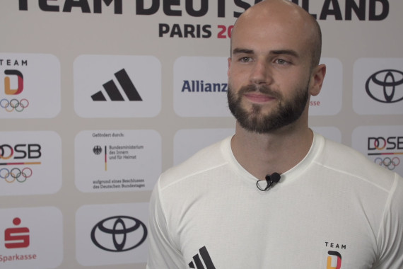 Im Interview spricht Speerwerfer Julian Weber u.a. über seine Motivation vor den Olympischen Spielen und seine Erfahrungen bei der Einkleidung in Düsseldorf.