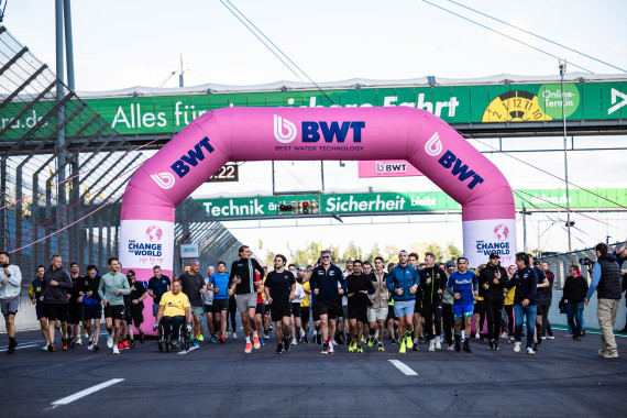 Gemeinsame Charity-Veranstaltung auf dem Dekra Lausitzring: der „BWT x Windhager Best Water Run“