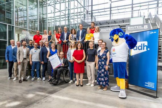 Unterzeichnung Initiative - Gruppenaufnahme