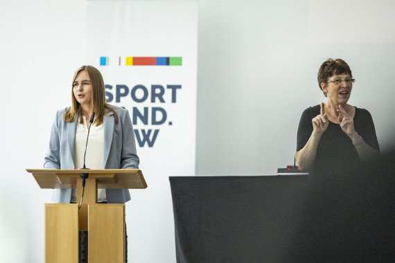 Mareike Miller (DBS), mit Sabine Fischer-Kowalewski (Gebärdensprachdolmetscherin).