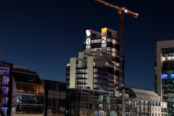 Die Live-Spielstände an den UNIQ TOWERS im Düsseldorfer Medienhafen.