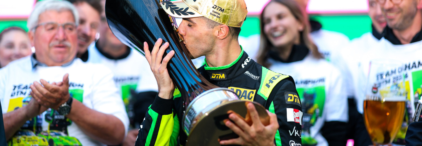 Champion Thomas Preining mit der DTM-Trophäe