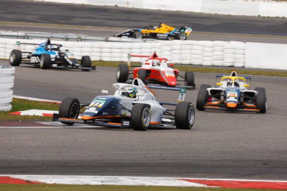 Taylor Barnard (18/GBR/PHM Racing) auf seinem Weg zum Sieg