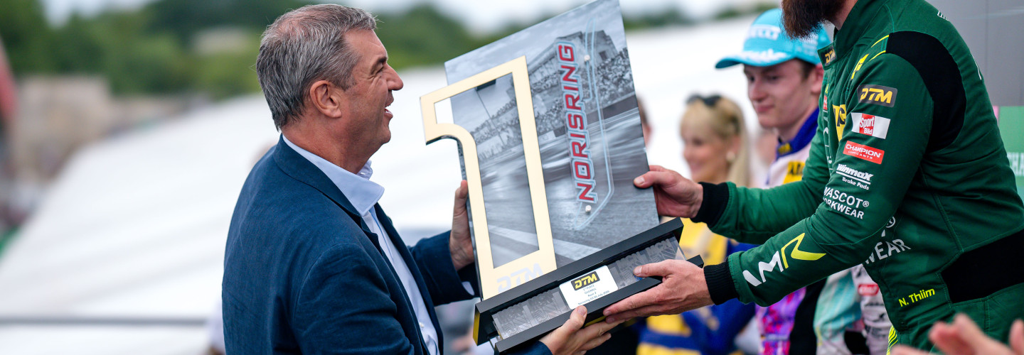 Prominenter Besuch bei der DTM: Markus Söder verleiht Siegerpokal am Norisring