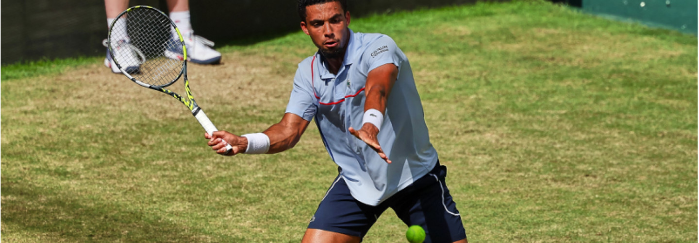 Der französische Newcomer Arthur Fils steht bei seinem Halle-Debüt im Viertelfinale.