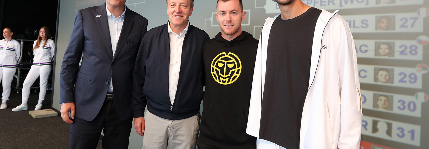 An der Auslosung zum Hauptfeld der 31. TERRA WORTMANN OPEN nahmen teil (v.l.n.r.): ATP-Supervisor Roland Herfel, Turnierdirektor Ralf Weber, Dominik Koepfer und Henri Squire.