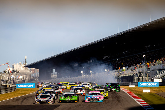 Das ADAC GT Masters startet 2022 fest um 13.00 Uhr