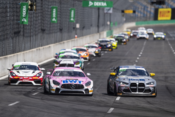 Der Mercedes-AMG GT4 von BWT Mücke Motorsport (li.) neben dem BMW von Schrey/Piana