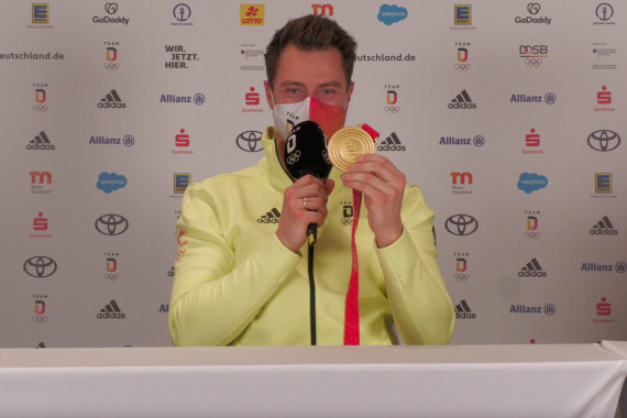 Auf der Pressekonferenz hat Johannes Ludwig über seinen Olympiasieg im Eiskanal von Yanqinq gesprochen.
