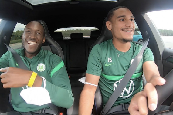 Mardi prochain, le VfL fait face à l’OSC Lille au début de la Champions League avec son nouvel entraîneur Mark van Bommel. Les deux joueurs français Jerôme Roussillon et Maxence Lacroix racontent de leur temps chez le VfL Wolfsburg et expliquent combien de confiance en eux ils retirent par le bon début du VfL en Bundesliga comme leader du classement pour la Champions League.