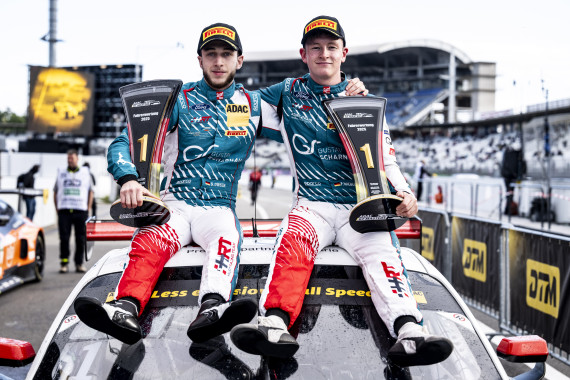 Die Champions Salman Owega und Finn Wiebelhaus mit ihren Trophäen