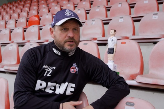 Exklusives Interview mit FC-Trainer Steffen Baumgart, der von der Deutschen Akademie für Fußballkultur mit dem Preis für den Fußballspruch des Jahres ausgezeichnet worden ist. Im Interview spricht er u.a. über die Auszeichnung, seine erste Zeit in Köln, den Saisonstart und das anstehende Rhein-Derby gegen Leverkusen.