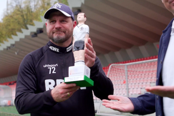 Den ersten Titel hat Steffen Baumgart als Trainer des 1. FC Köln nun schon sicher. Fans und Experten haben abgestimmt: Seine Erklärung für den Hinweis an Anthony Modeste, die Laufleistung erst einzustellen, wenn er an der Seitenlinie Ruhe gibt, ist der Fußballspruch des Jahres 2021. Dafür wurde 49-Jährige in Köln mit der Preisfigur Max ausgezeichnet.