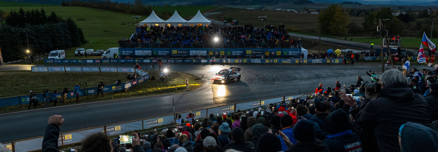 Die Central European Rally 2024 beginnt wieder mit einer spektakulären Super Special Stage auf der Pferderennbahn in Velká Chuchle bei Prag (Foto-Red Bull Content Pool)