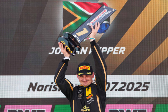 Mit dem Siegerpokal ganz oben auf dem DTM-Podium: Jordan Pepper