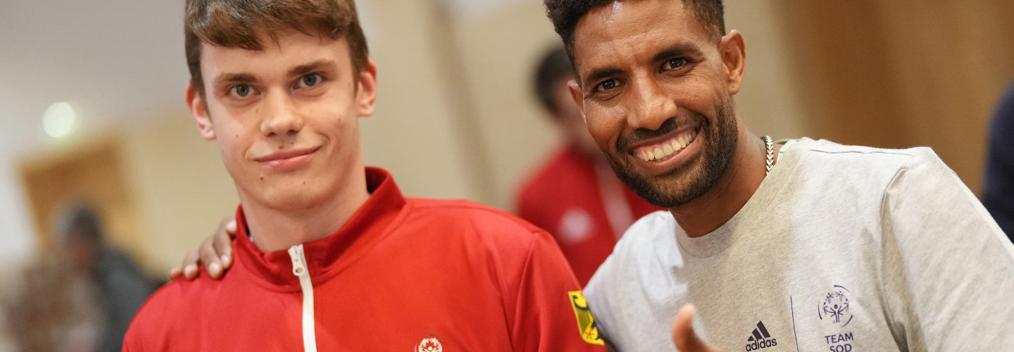 Special Olympics Athlet Leo Heckel (Freiwasserschwimmen) und adidas Volunteer und Olympiateilnehmer Amanal Petros bei der Einkleidung des TeamSOD