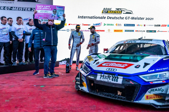 Lutz Hübner, CMO der BWT AG, bei der Scheckübergabe