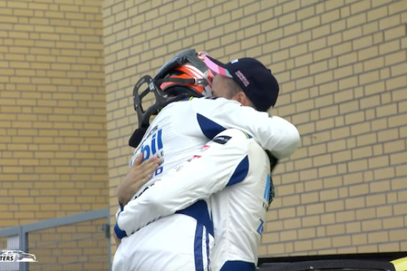 Perfekter Tag für Geburtstagskind Igor Waliłko und Mercedes-AMG-Werksfahrer Jules Gounon: Die beiden Fahrer vom Traditionsteam Zakspeed Mobil Krankenkasse Racing holten sich am Sonntag auf dem DEKRA Lausitzring ihren ersten Saisonsieg.