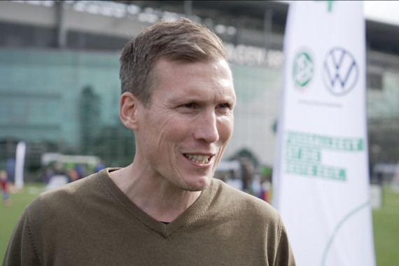Im Interview spricht Hannes Wolf, Sportdirektor für Nachwuchs, Training und Entwicklung beim DFB, u.a. über die Auftaktveranstaltung der Kinderfußball-Tour und die Einführung der neuen Spielformen im Kinderfußball.