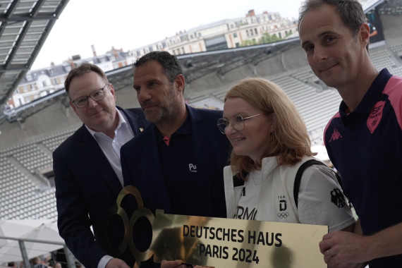 Schnittbilder von der Schlüsselübergabe, mit der das Deutsche Haus in Paris eröffnet wurde.