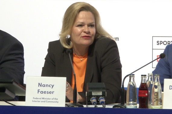 Auf der Auftakt-Pressekonferenz spricht Nancy Faeser, Bundesministerin des Innern und für Heimat von Deutschland u.a. über die Bedeutung der Weltspiele, die Atmosphäre und mögliche weitere Sportgroßveranstaltungen in Deutschland.