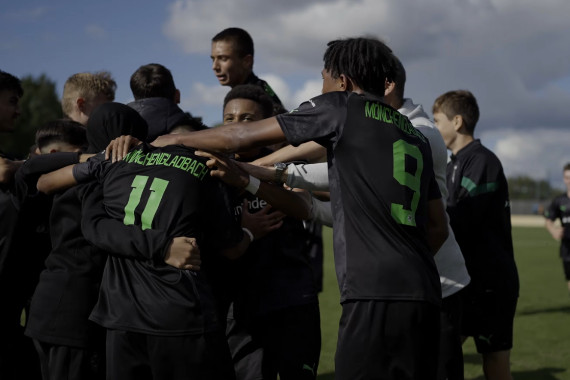 Am vergangenen Wochenende fand auf dem Trainingsgelände von Borussia Mönchengladbach die zweite Auflage des Porsche Fußball Cups statt. Die fünf Partnervereine der Porsche Jugendförderung VfL Borussia Mönchengladbach, FC Erzgebirge Aue, RB Leipzig, SV Stuttgarter Kickers und die Red Bull Fußball Akademie lieferten sich zwei Tage lang spannende Duelle und überzeugten mit fußballerischem Können.