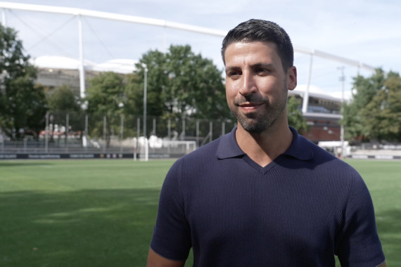 Im Interview resümiert Fußballweltmeister Sami Khedira den Porsche Fußball Cup 2025 und gibt u.a. einen Ausblick auf das Turnier im nächsten Jahr.