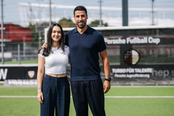 Porsche Fußball Cup 2025: Porsche Friend Eva Lys mit Porsche-Markenbotschafter Sami Khedira