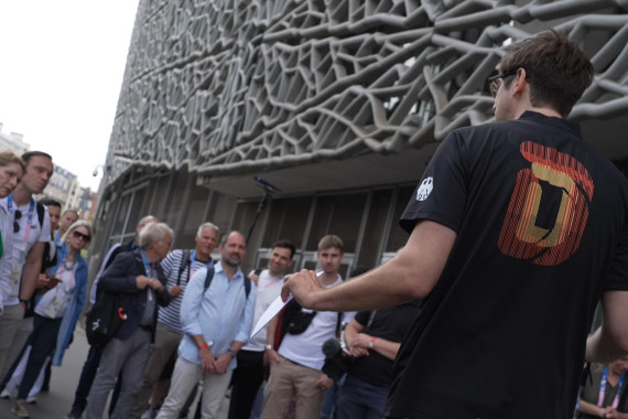 Bei einer Führung durch das Deutsche Haus haben sich 40 Journalist*innen einen detaillierten Eindruck des Home of Team D gemacht.