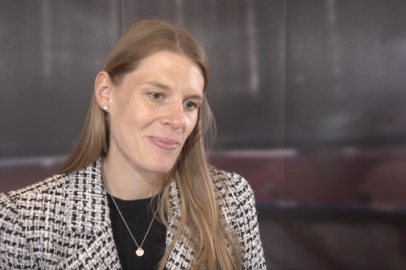 Im Interview spricht Alessandra Jovy-Heuser, Allianz Ready Coach, u.a. über die Kampagne "The Squared Ball" und finanzielles Coaching im Fußball der Frauen.