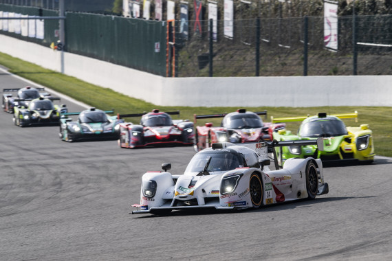 Florian Janits (Reiter Engineering) vor Jamie Winslow (Inter Europol Competition)