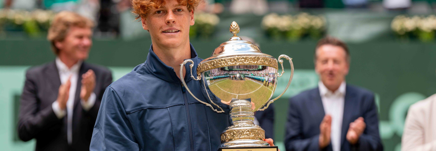 Sinner mit Siegerpokal: Die Nummer eins der Welt gewinnt das 500er-Event in HalleWestfalen