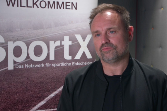 Im Interview spricht der Bundesliga-Schiedsrichter ,Frederick Assmuth, u.a. darüber, wie Schiedsrichter im Fußball wahrgenommen werden und wie sich neue Technologien auf die Tätigkeit auswirken.