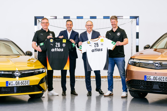 v.l.n.r. Alfed Gislason (Männer-Bundestrainer), Patrick Dinger (Opel Deutschland-Chef), Mark Schober (DHB-Vorstandsvorsitzender) und Markus Gaugisch (Frauen-Bundestrainer)