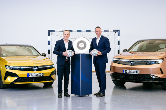 HBL Geschäftsführer Frank Bohmann (l.) mit Opel Deutschland-Chef Patrick Dinger.